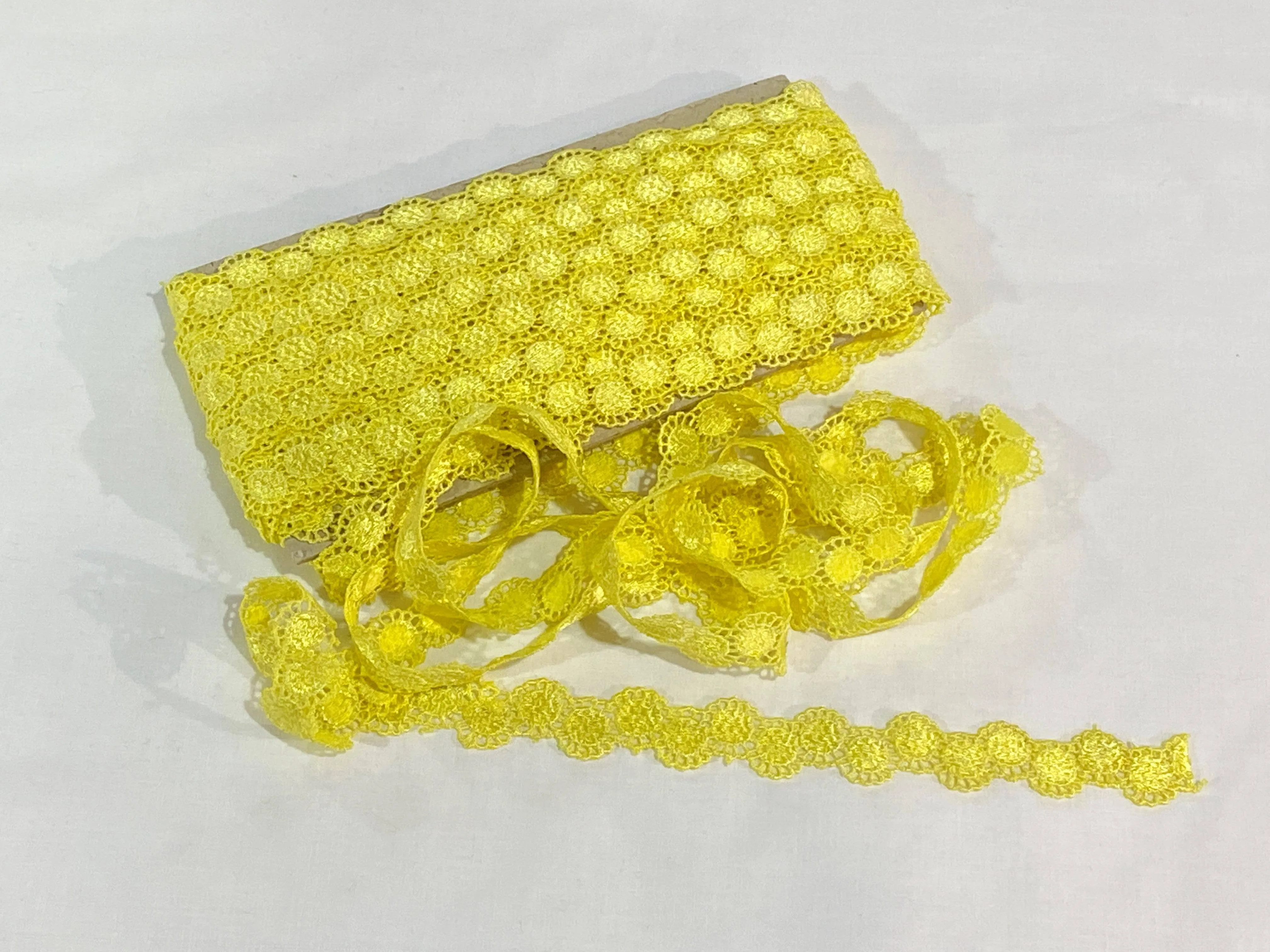 Guipure Lace Trim - Small Daisy Design