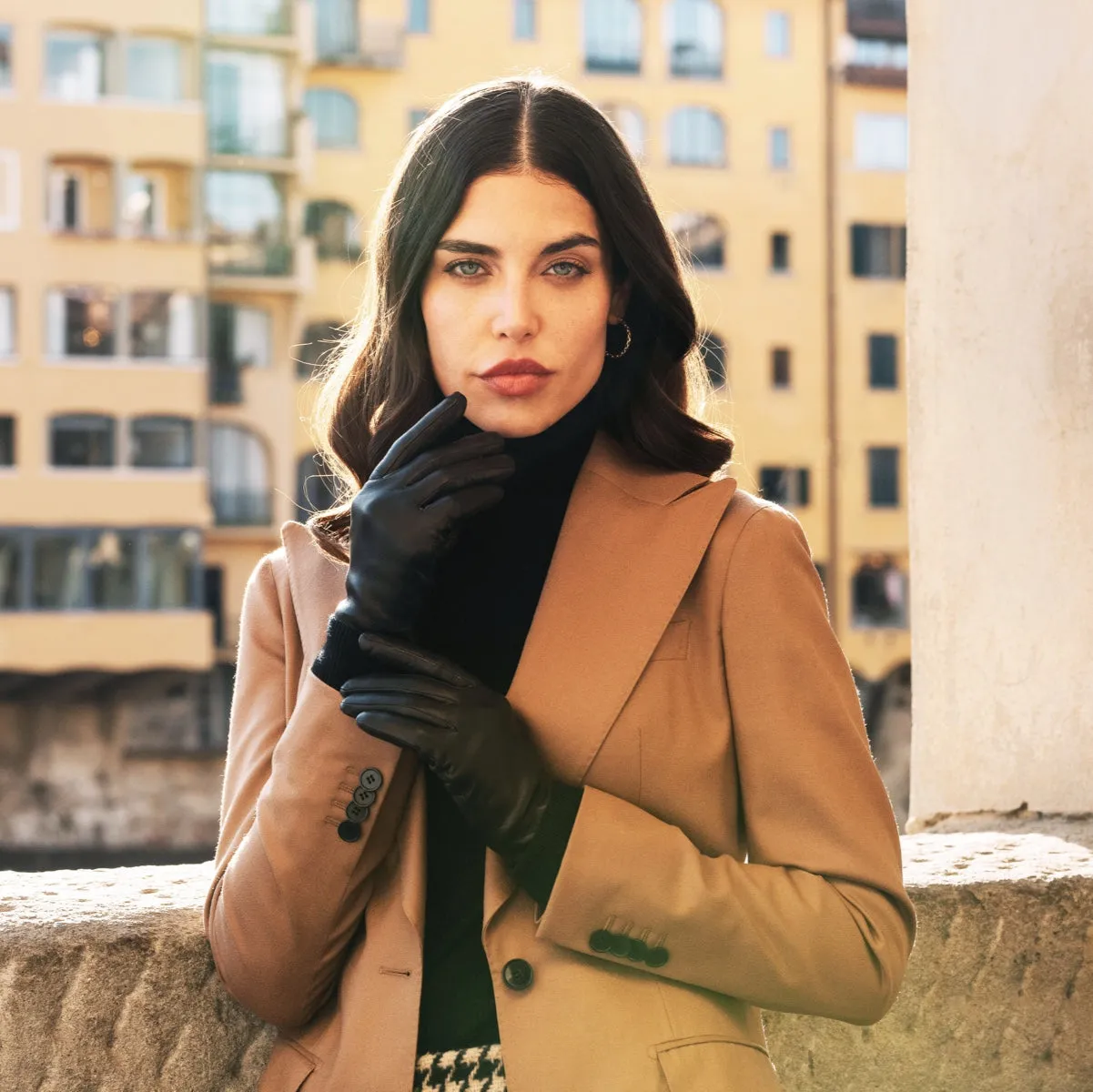 Isabella (black) - Italian lambskin leather gloves with cashmere lining & touchscreen feature